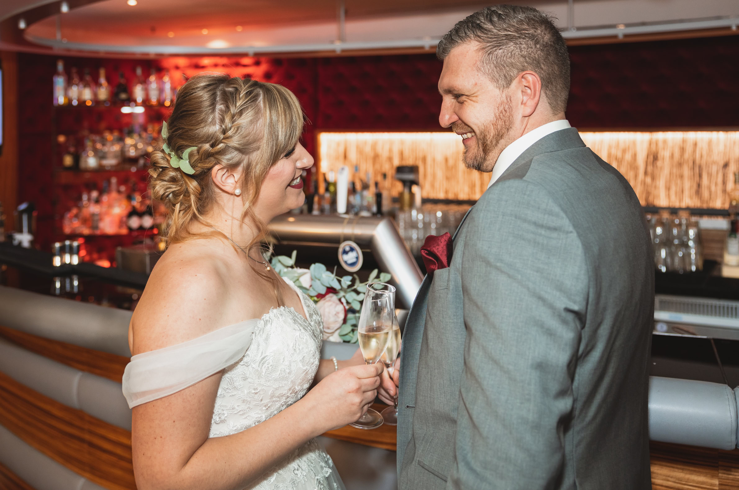 Brautpaar an Hotelbar Marriott Hotel Köln