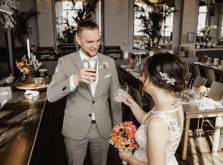 Brautpaar nimmt Drink ein im Kunstsalon Köln