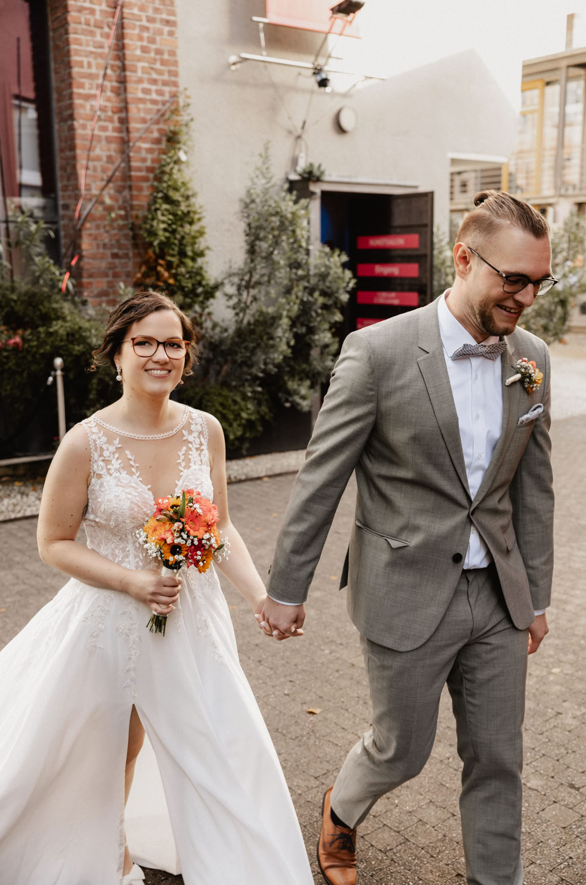 Brautpaar kommt am Kunstsalon Köln an