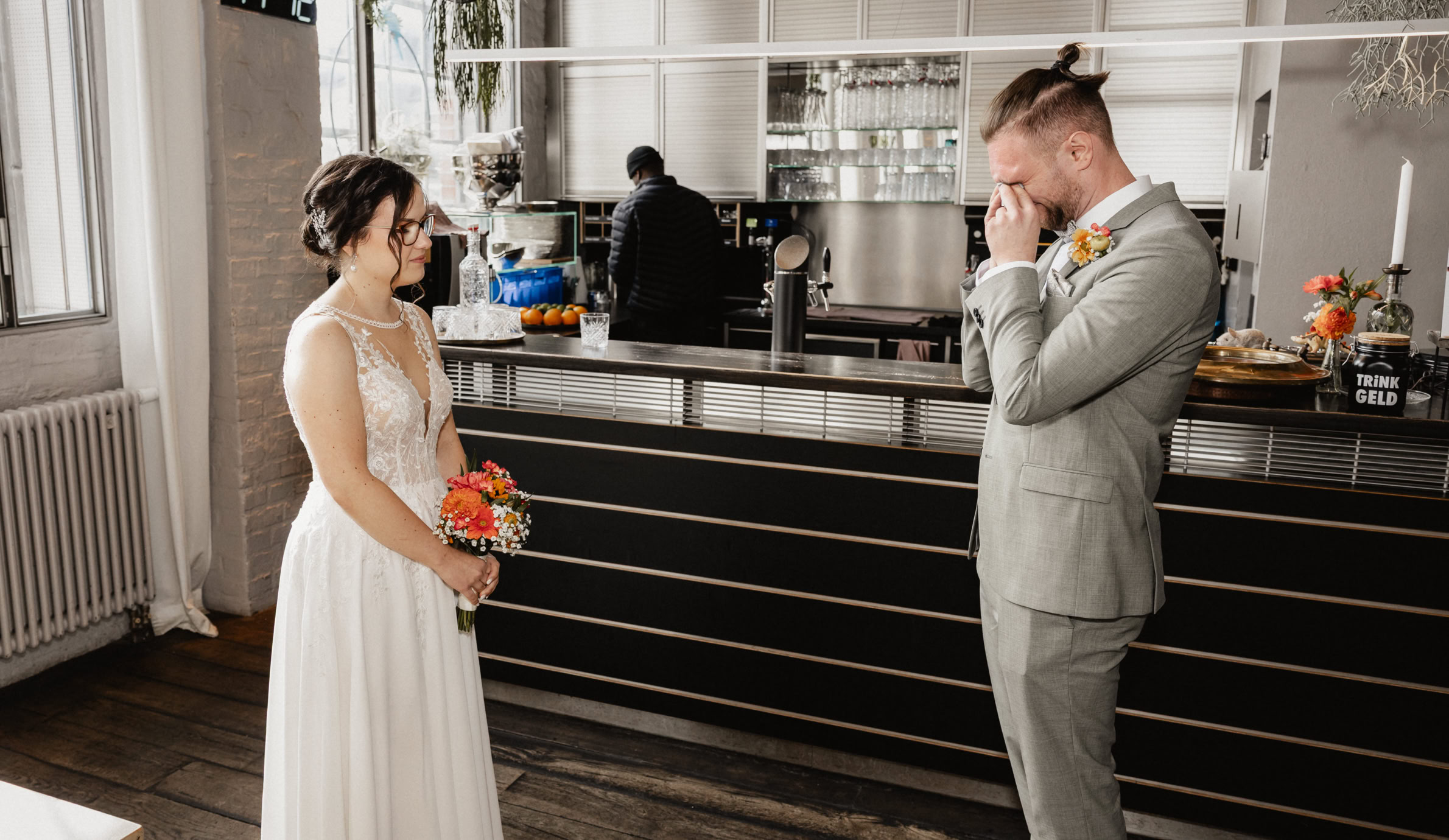 Brautpaar empfängt sich vor Bar im Kunstsalon Köln